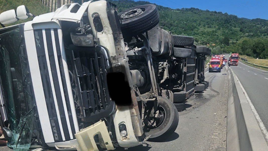 A SCĂPAT CU VIAȚĂ, CA PRIN MINUNE UN TIR S-A RĂSTURNAT ÎN TIMPUL DEPLASĂRII PE DN 66, ÎN ZONA MERIȘOR