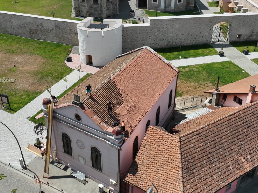 Lucrări de reparații la acoperișul Sinagogii din Orăștie