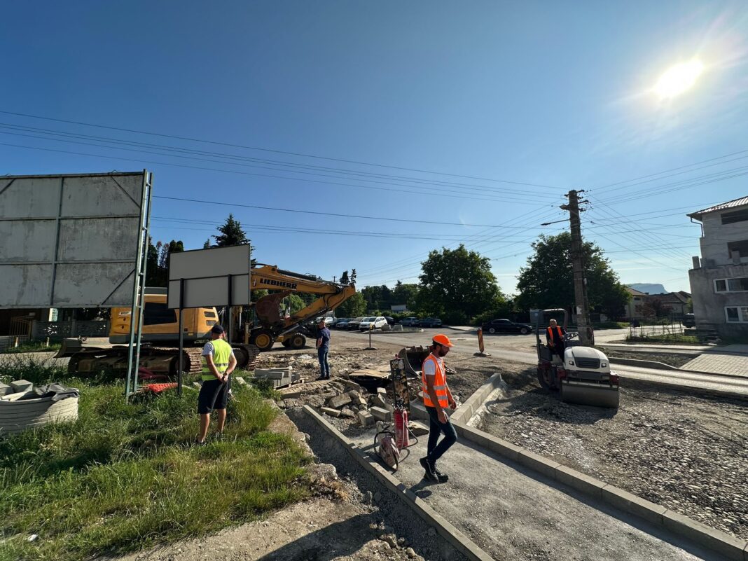 PRIMARUL ORAȘULUI SIMERIA ÎȘI ASUMĂDERANJUL CREAT CU LUCRĂRILE CARE SE DERULEAZĂ PE STRADA 1 DECEMBRIE