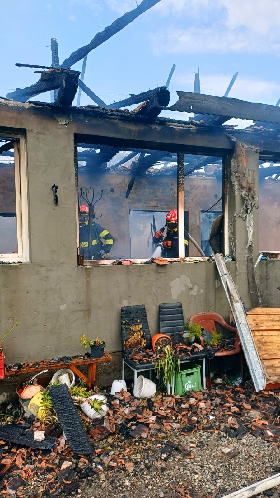 LOCUINȚĂ DISTRUSĂ ȘI PESTE 60 DE HECTARE DE TEREN INCENDIATE, POMPIERII HUNEDORENI AU FOST SOLICITAȚI SĂ INTERVINĂ LA STREISÂNGEORGIU ȘI GEOAGIU