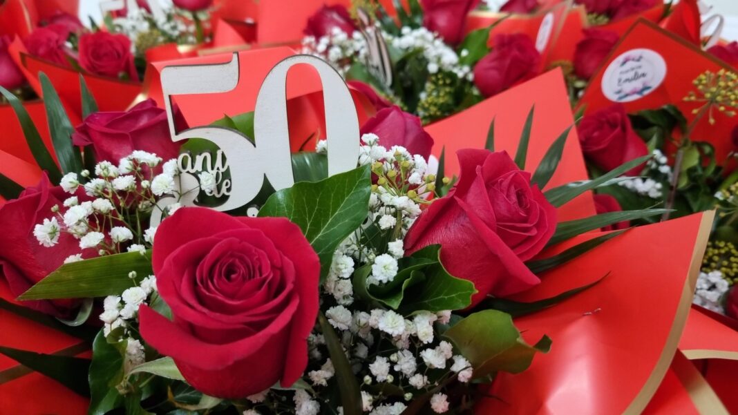 HUNEDOARA CELEBREAZĂ SENIORII, CU RESPECT ȘI RECUNOȘTINȚĂEVENIMENTE SPECIALE DE ZIUA PERSOANELOR VÂRSTNICE: VIZITĂ LA CENTRUL MEDICO-SOCIAL ȘI NUNTA DE AUR