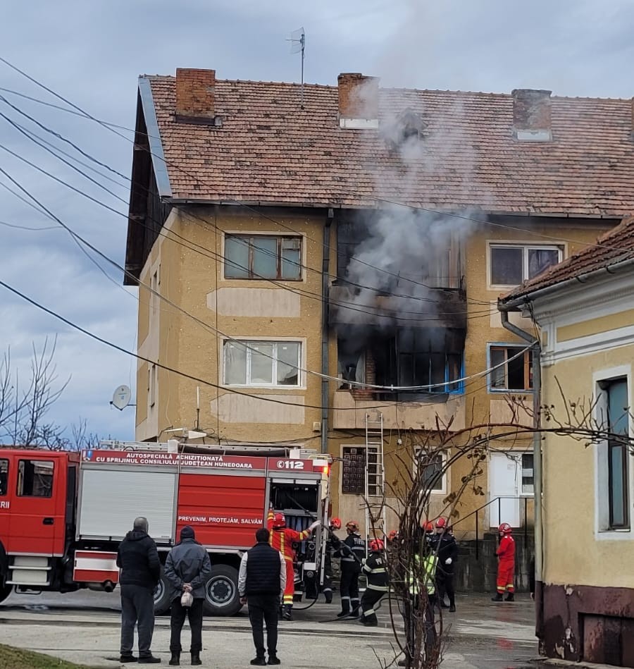 Incendiu într-un bloc din Sălașu de Sus! A uitat mâncarea pe aragaz și i-a luat casa foc
