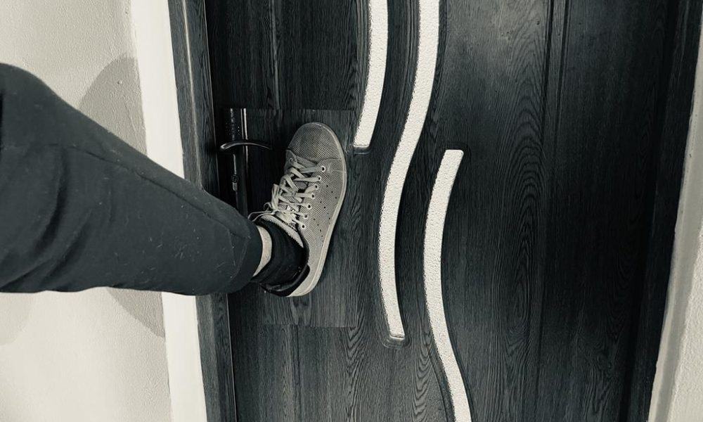 Ca să-și recupereze banii împrumutați, doi cămătari au intrat cu forța în casa unei femei din Orăștie