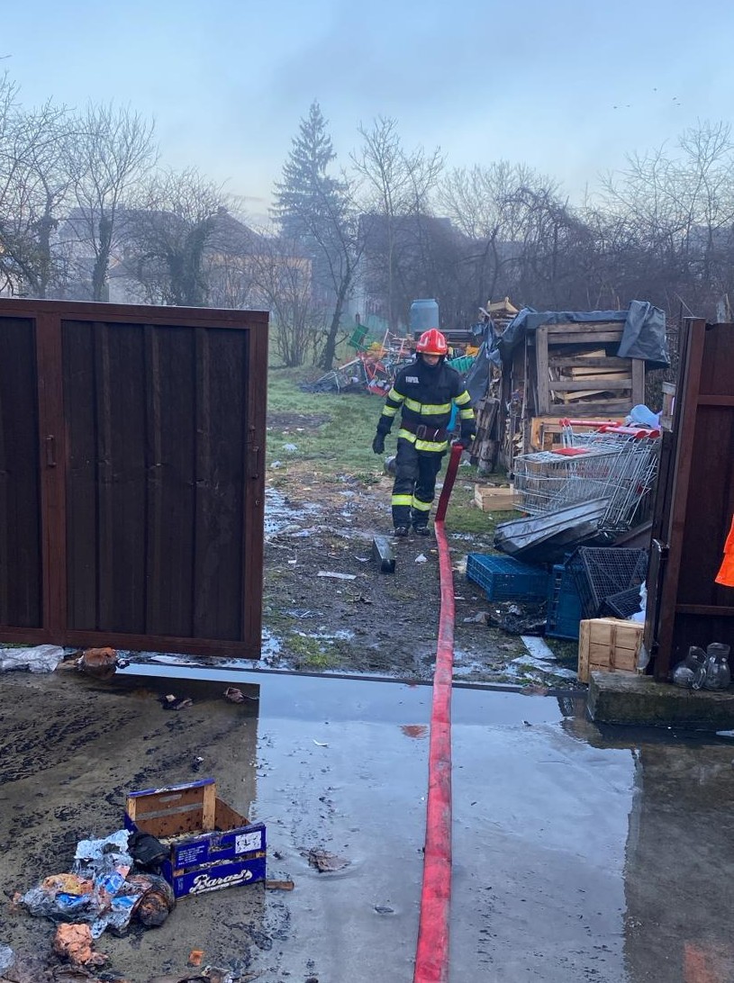 🔥 Incendiu puternic la un spațiu comercial din Ilia: magazie cuprinsă de flăcări din cauza unui scurtcircuit