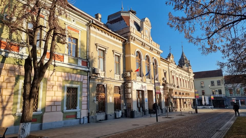 ANUNศ LICITAศIE PUBLICฤ รNCHIRIERE CHIOศCURI COMERCIALE SITUATE รN PIAศA CETฤศII, PARCUL MUNICIPAL โCETATE DEVAโ