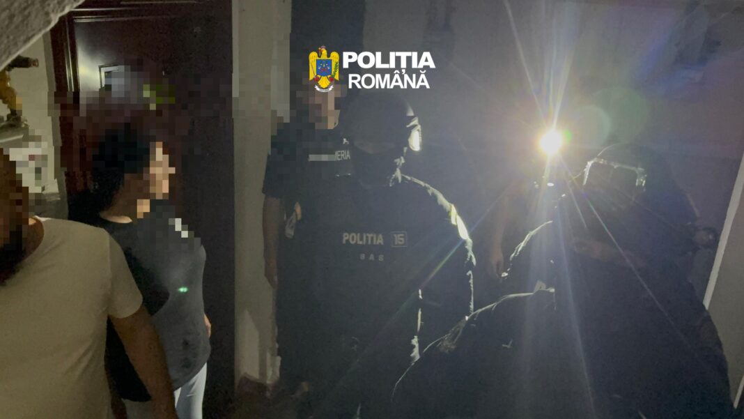 Amenințat cu cuțitul și sechestrat de propriul fiu. A fost nevoie de intervenția mascaților