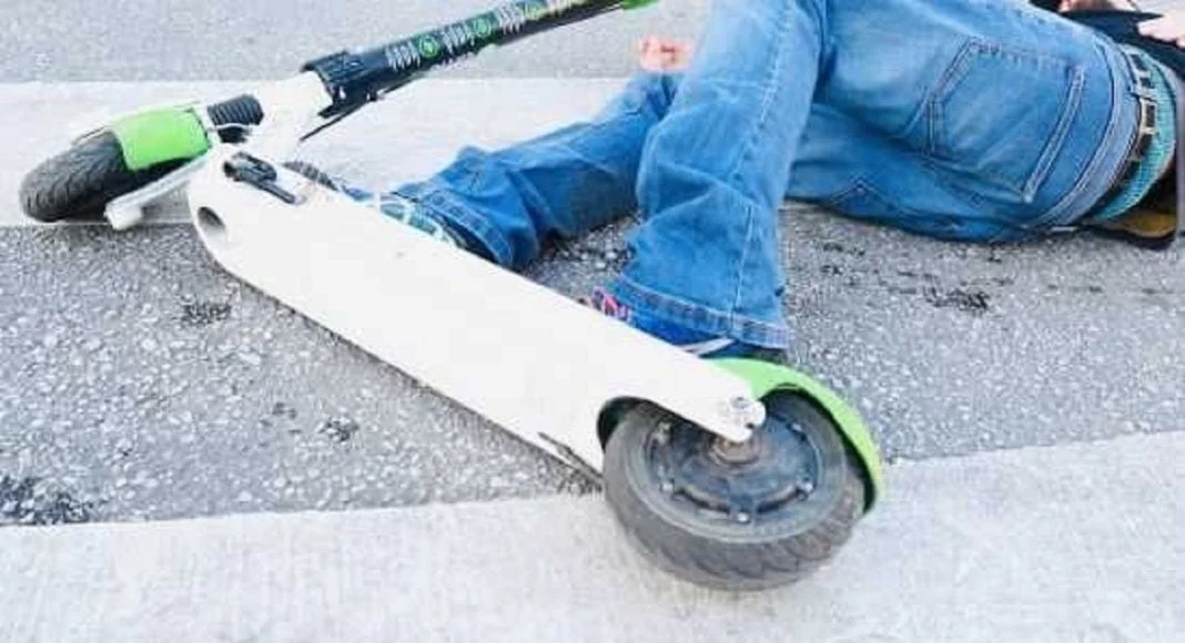 Viteza pe trotinetele electrice, cauza unui număr tot mai mare de accidente. Ieri, doi minori au ajuns la spital
