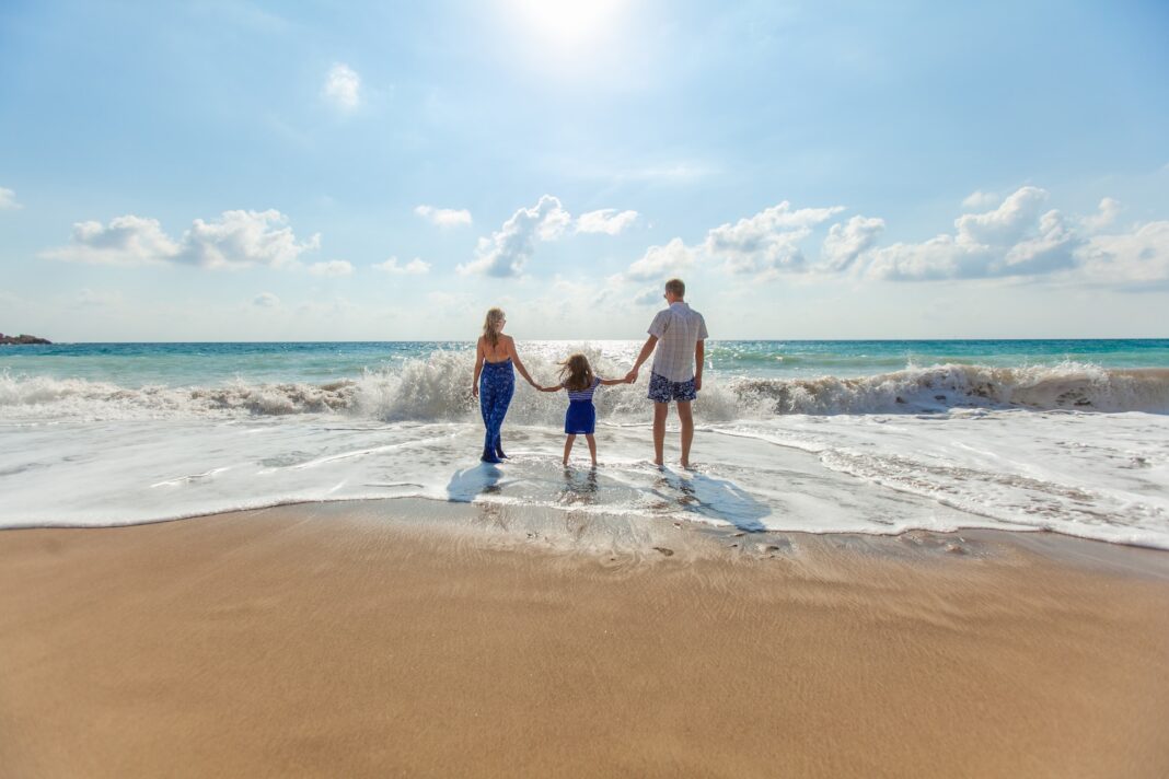 CLIENȚI PĂCĂLIȚI DE O AGENȚIE DE TURISM DIN DEVATREI FAMILII DIN DEVA, NEVOITE SĂ-ȘI PLĂTEASCĂ ÎNCĂ O DATĂ VACANȚA DIN BULGARIA