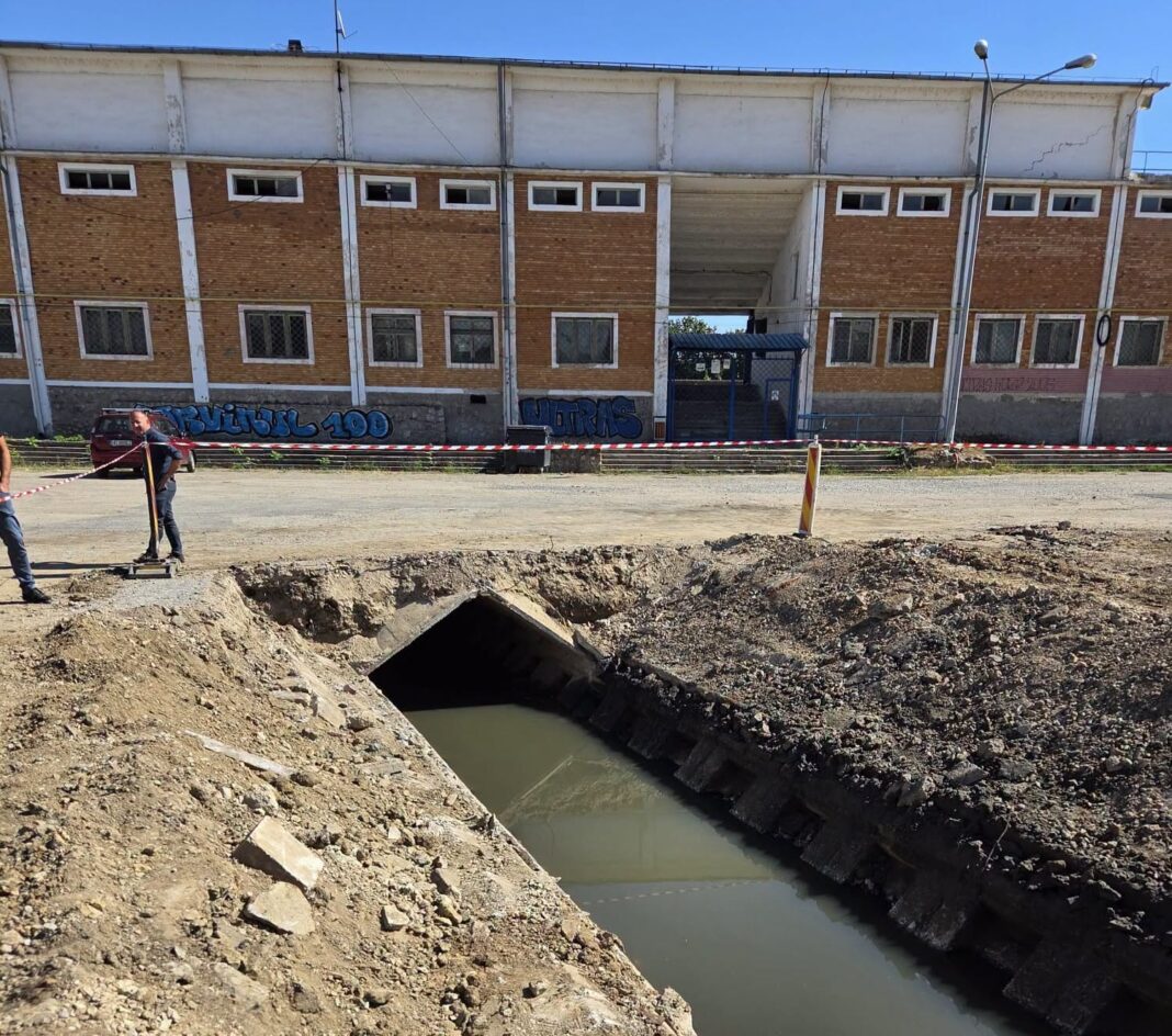 SE MUTĂ CANALUL COLECTOR MENAJER DE SUB VECHIUL STADION CORVINUL