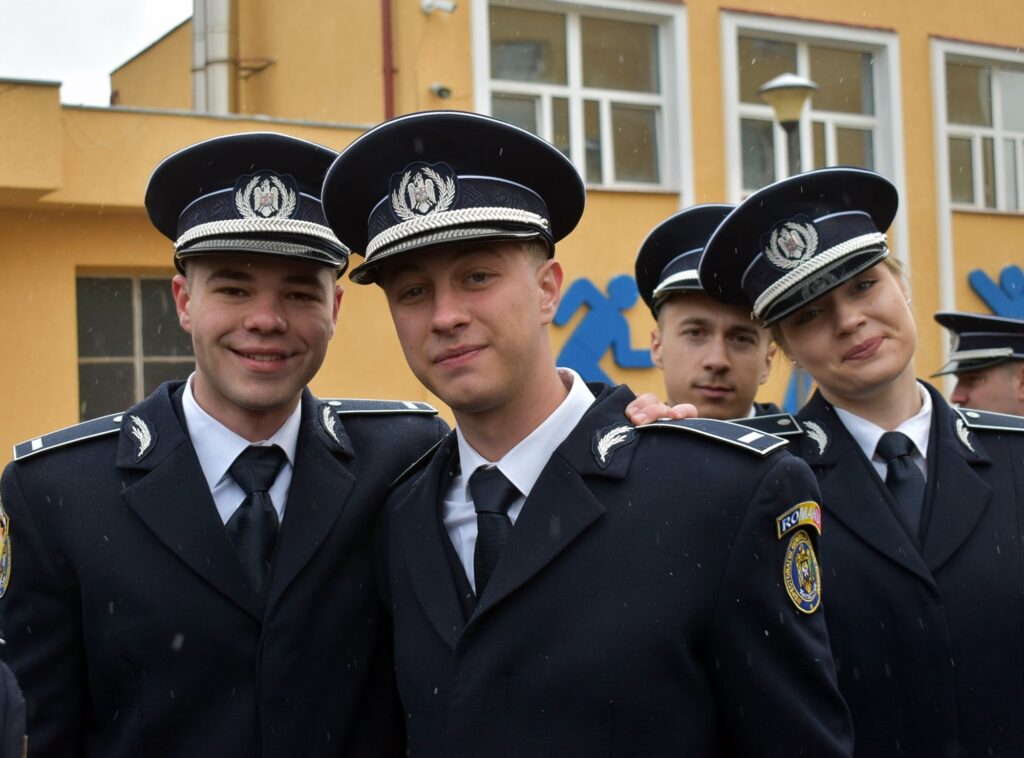 Te-ai vedea în uniformă?