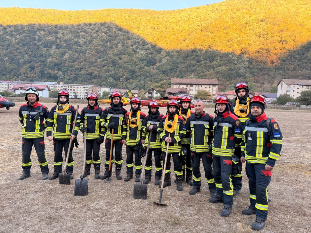 Începând de astăzi, alți 16 pompieri hunedoreni se află în misiune, în județul Caraș Severin
