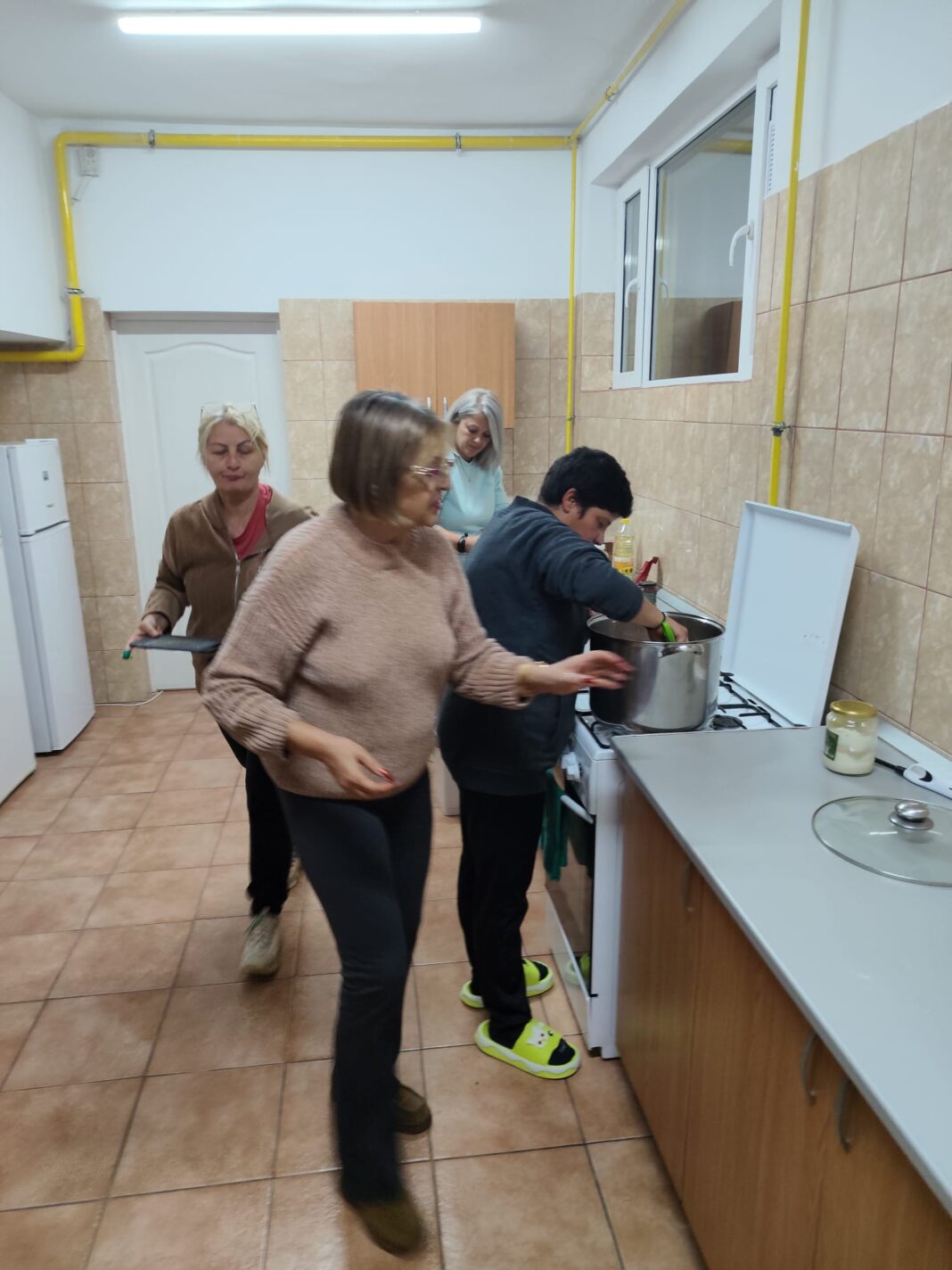 O FARFURIE CALDĂ, UN STROP DE SPERANȚĂ